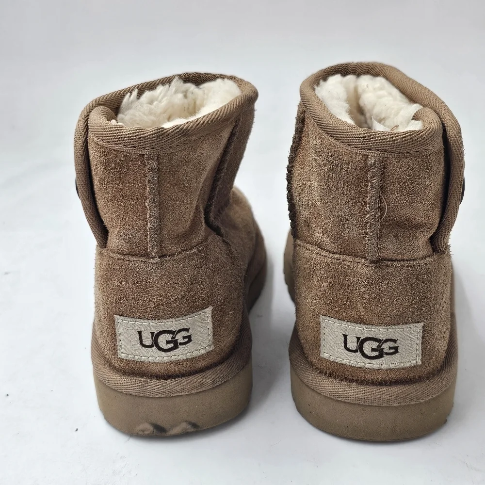 UGG Jona Mini Boot Kids 11 Chestnut Suede Snap UGGplush Lined Treadlite Sole EVA